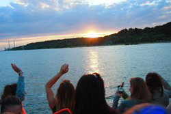 Sonnenuntergang in Hamburg auf dem Partyboot