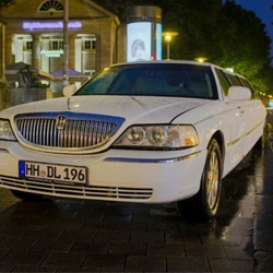 In der Stretch-Limo zur Bootsparty In der Stretch-Limo zur Bootsparty