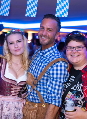 Gäste in Trachten auf dem Oktoberfest der Bootsparty Hamburg Feiernde Gäste in Trachten