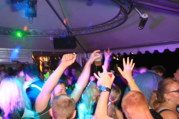 Party feiern auf einem Schiff in Hamburg Partyboot Hamburg