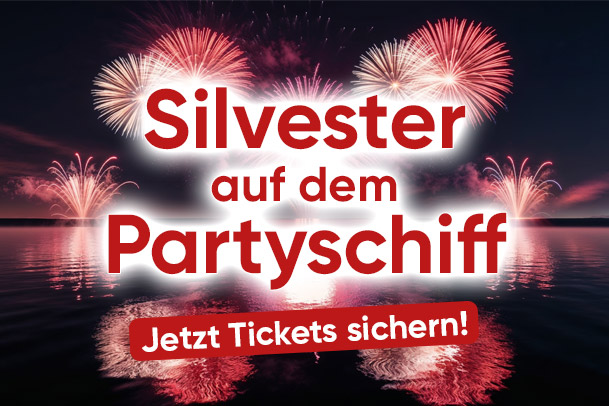 Silvester steigt erstmals auf dem Partyschiff der Bootsparty Hamburg Feuerwerk über der Elbe während Silvester auf dem Partyschiff
