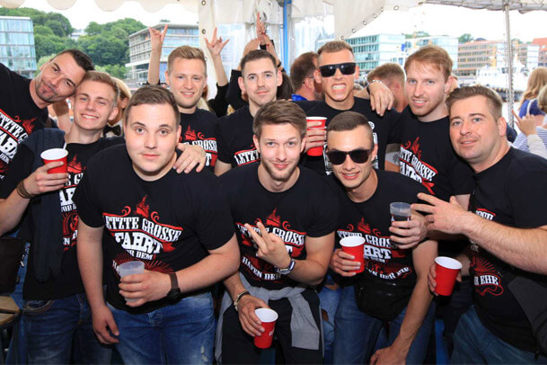 Tanz in den Mai 2025 in Hamburg auf einem Boot Partyschiff Hamburg - Tanz in den Mai